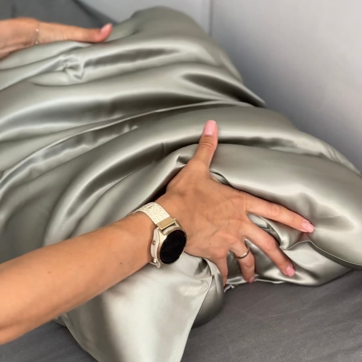 CAT IN BED VEGAN Шовкова наволочка з віскози, оливкова - 2