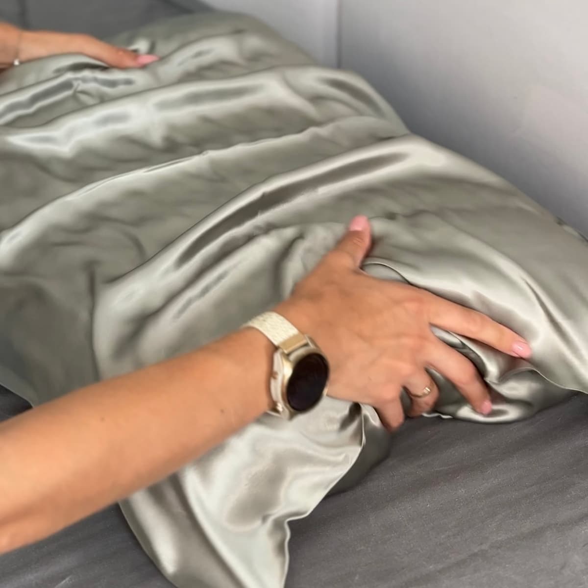 CAT IN BED VEGAN Шовкова наволочка з віскози, оливкова - 3