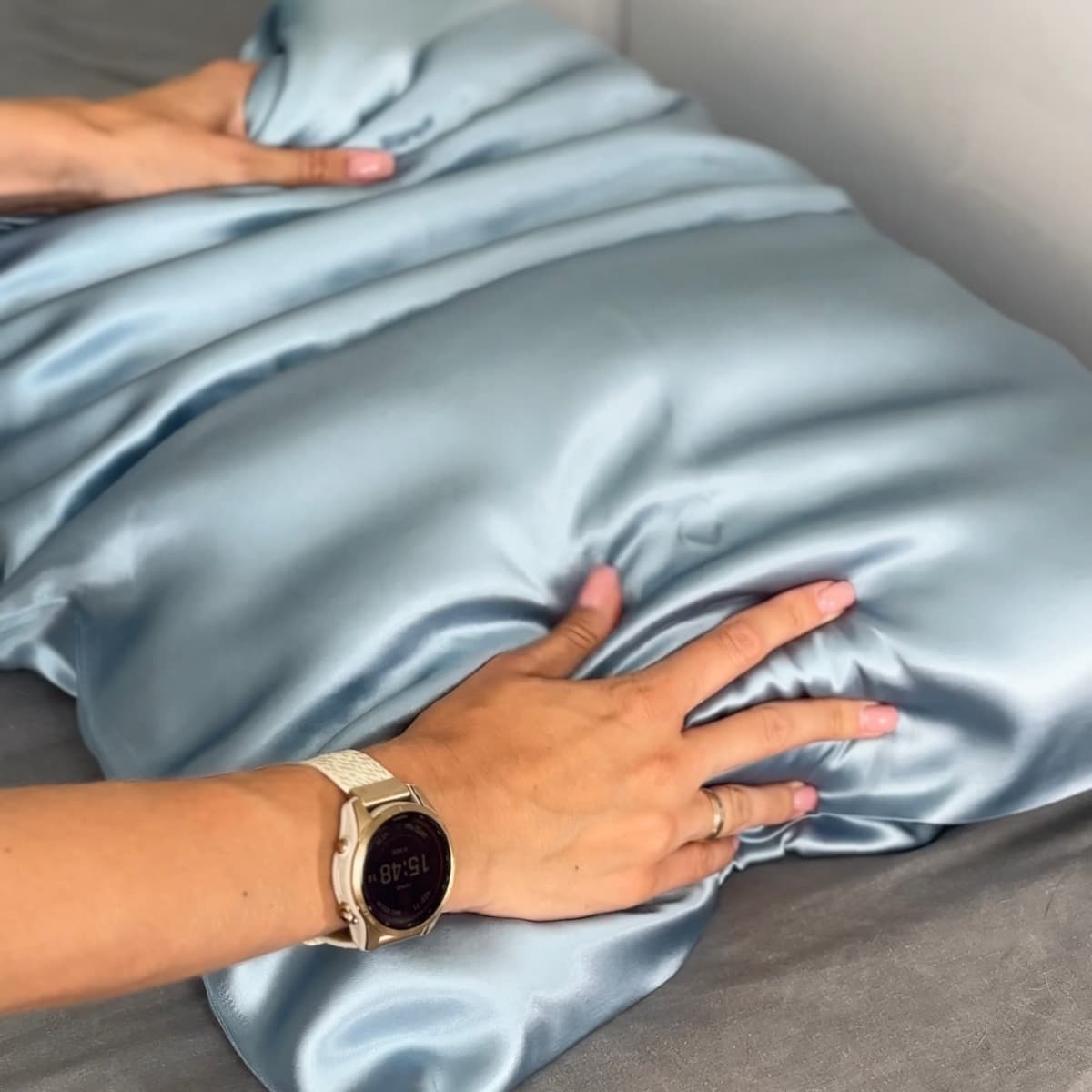 CAT IN BED VEGAN Шовкова наволочка з віскози, блакитна - 2