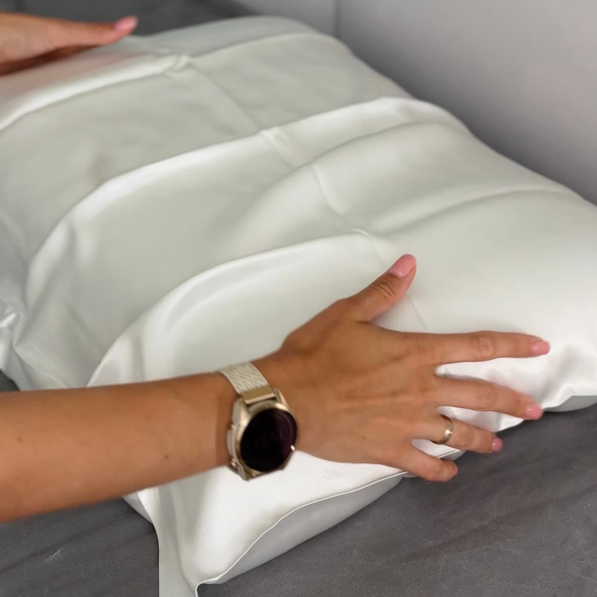 CAT IN BED VEGAN Шовкова наволочка з віскози, айворі - 3