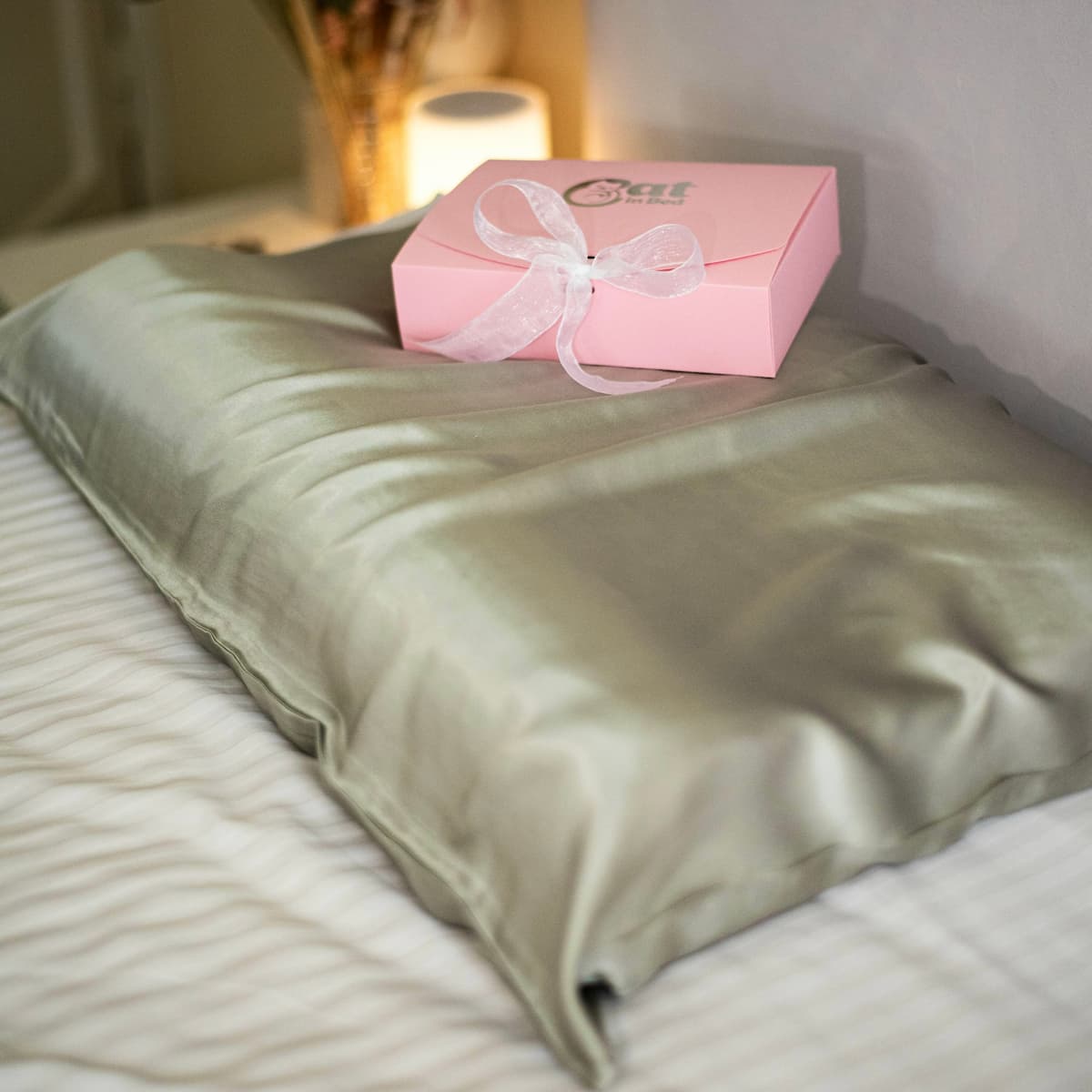 CAT IN BED VEGAN Шовкова наволочка з віскози, оливкова - 5